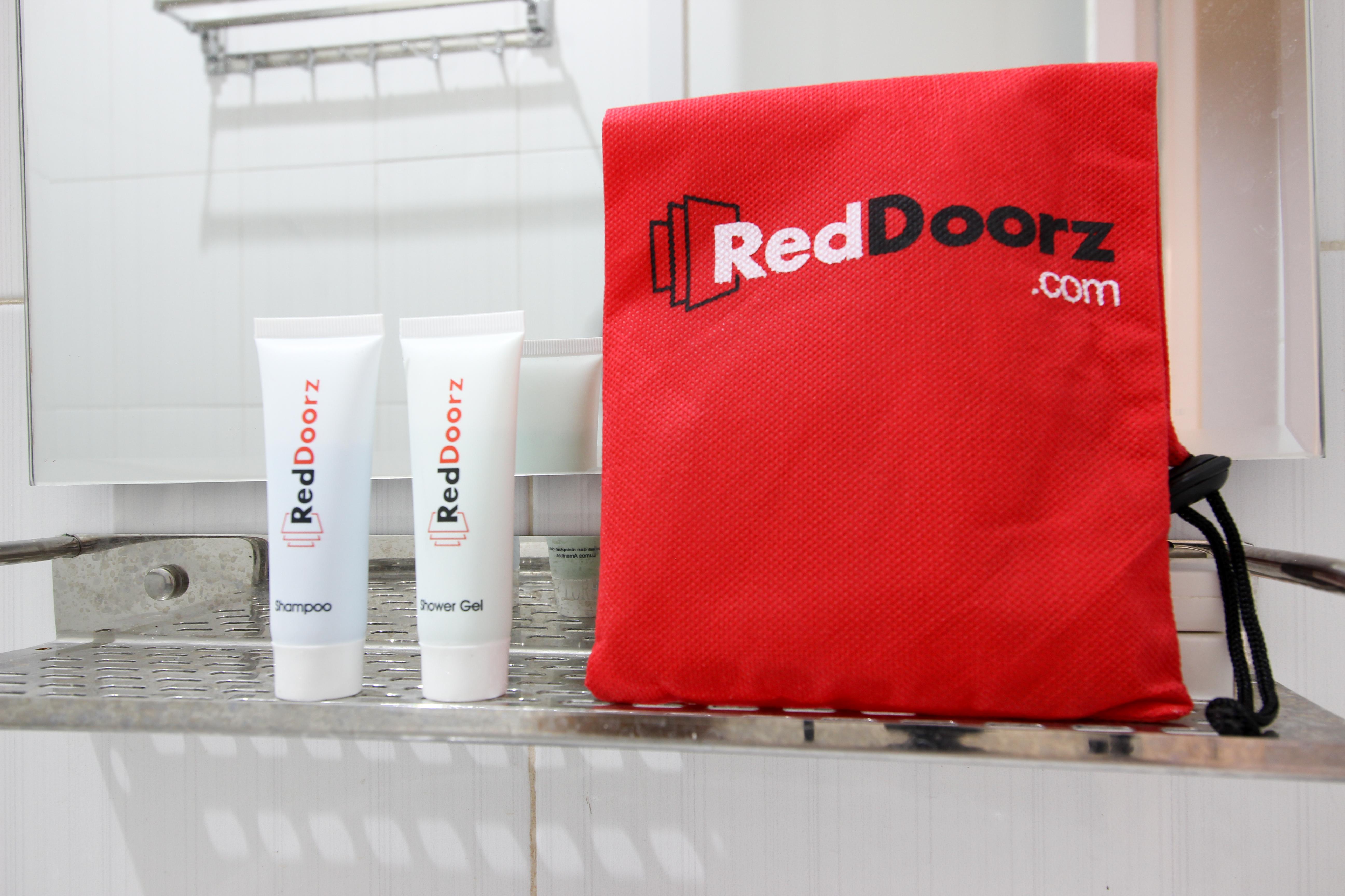 Reddoorz Plus Near Upn Jogjakarta 2 Maguwo Exteriör bild