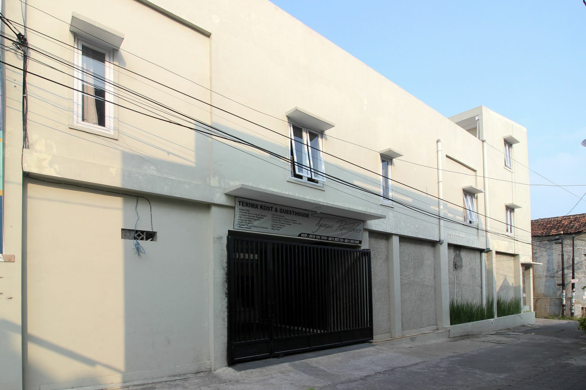 Reddoorz Plus Near Upn Jogjakarta 2 Maguwo Exteriör bild